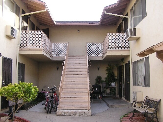 Building Photo - 7516 Canby Ave