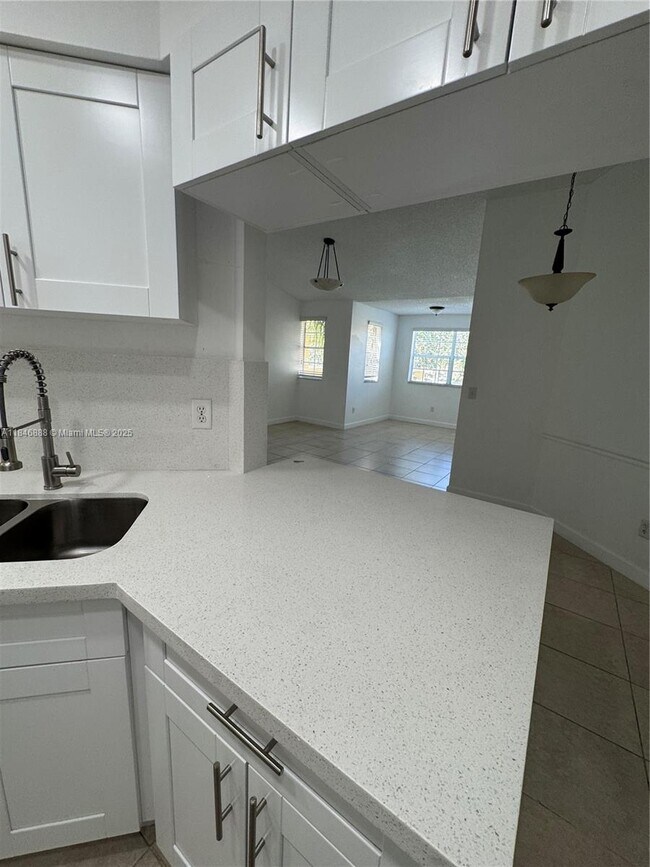 Foto del edificio - 18346 NW 68th Ave