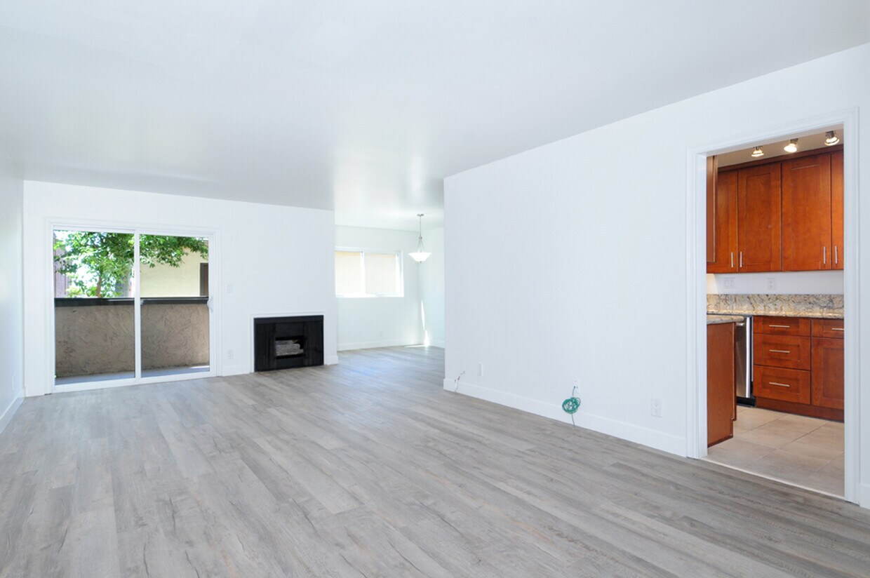 Primary Photo - 320 E Stocker St