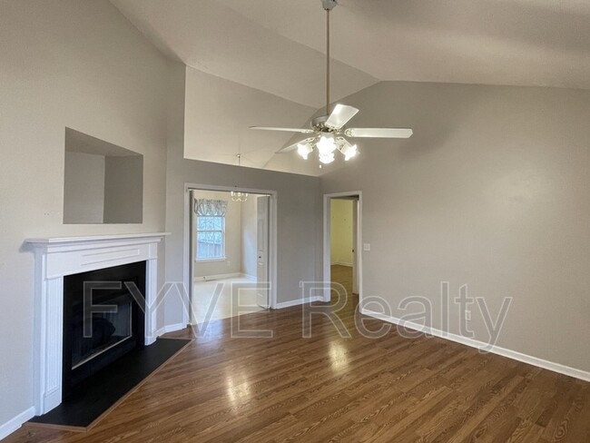 Building Photo - 510 Summit Way