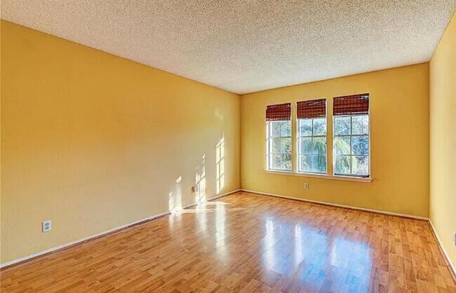Foto del edificio - 7008 Grove Crest Dr