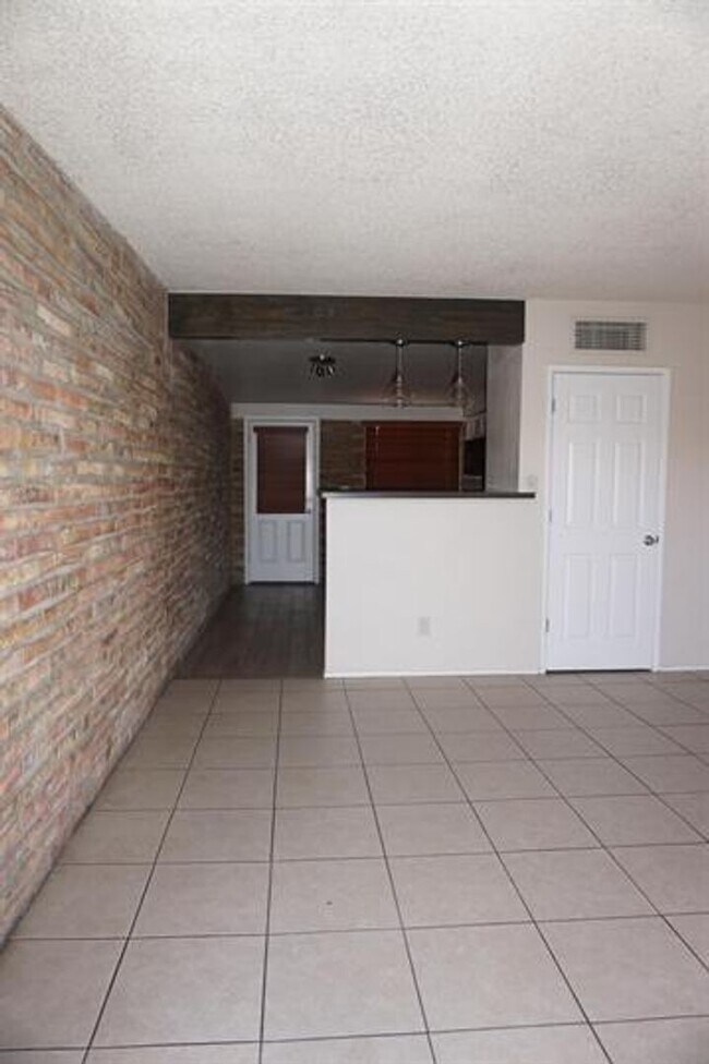 Building Photo - 935 E Adelaide Dr