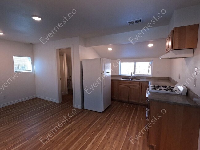 Building Photo - Lovely 1-Bedroom Haven in Prime Location /...
