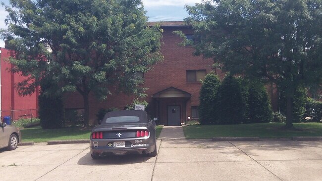 Trasero - 4633 Plummer St