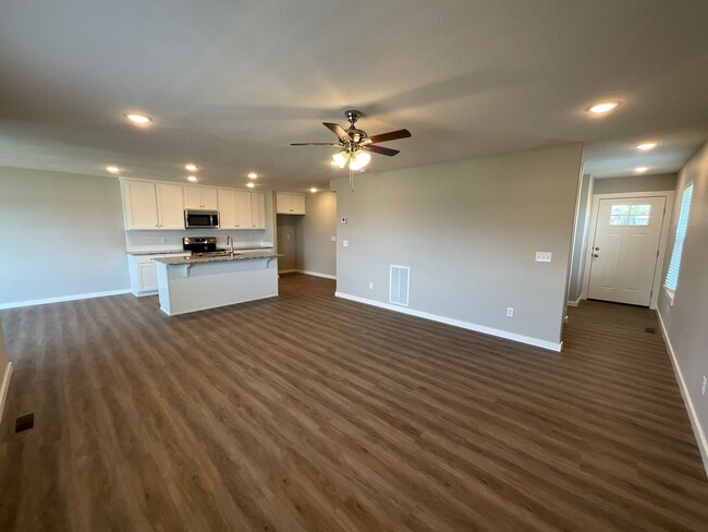 Building Photo - Beautiful Brand New Duplex - Ozark Schools!