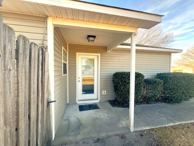 Building Photo - 3 BR/2bath/Carport/Fenced Yard/ No carpet ...