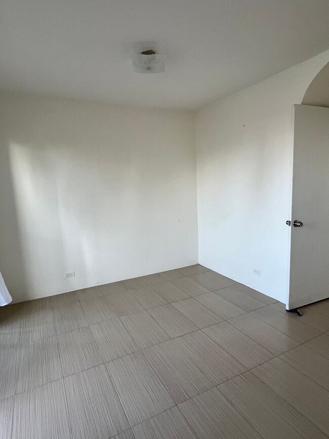 Building Photo - Makiki 1 Bedroom 1 Bath Available Now!