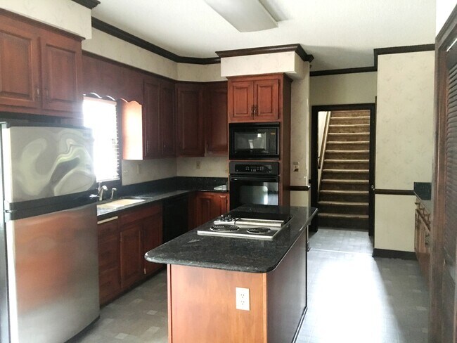 Building Photo - Hoggard school district, 6 Bedrooms, 2 Car...