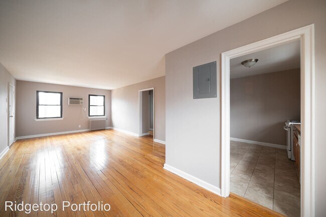 Building Photo - 307-425 Woodland Pl