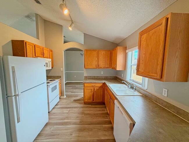 Building Photo - Great 3 Bedroom , 2 Bathroom Single Family Home Featuring LVP Flooring Throughout