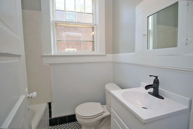 Building Photo - RENOVATED ONE BEDROOM, ONE BATH DUPLEX APARTMENT – AVAILABLE JULY 14TH!