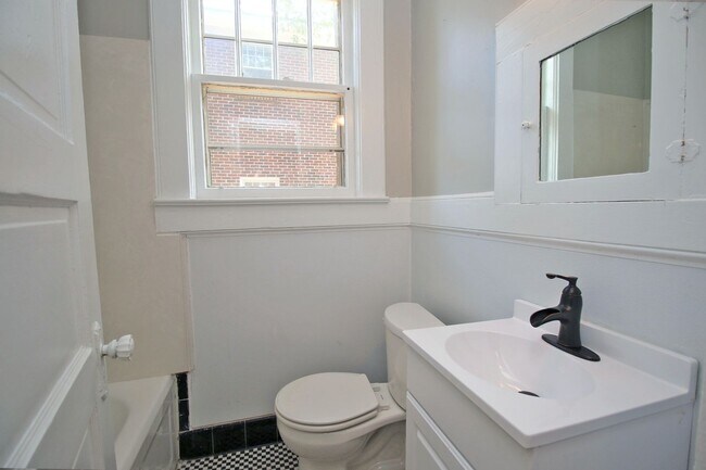Foto del edificio - RENOVATED ONE BEDROOM, ONE BATH DUPLEX APARTMENT – AVAILABLE JULY 14TH!