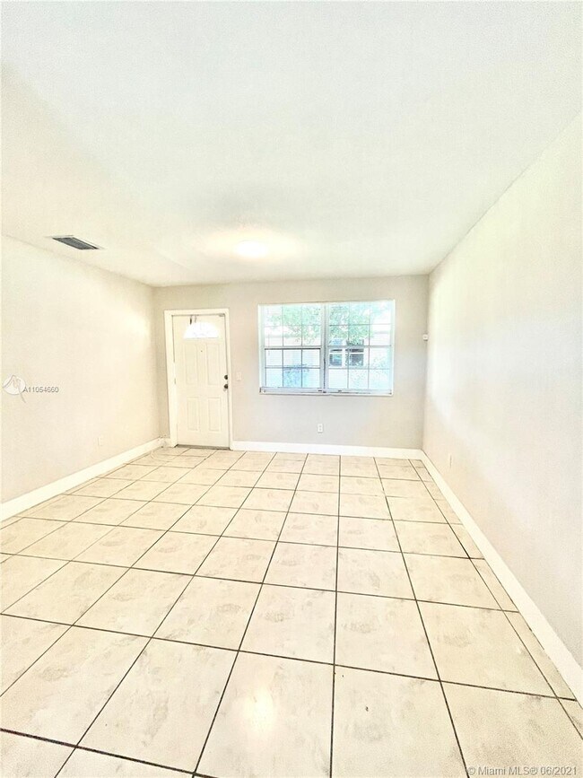 Building Photo - 5510 SW 32nd Ct