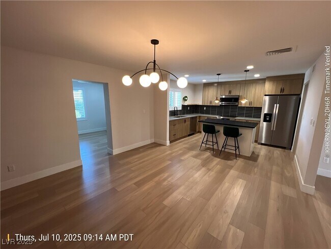 Building Photo - 706 Tam O Shanter