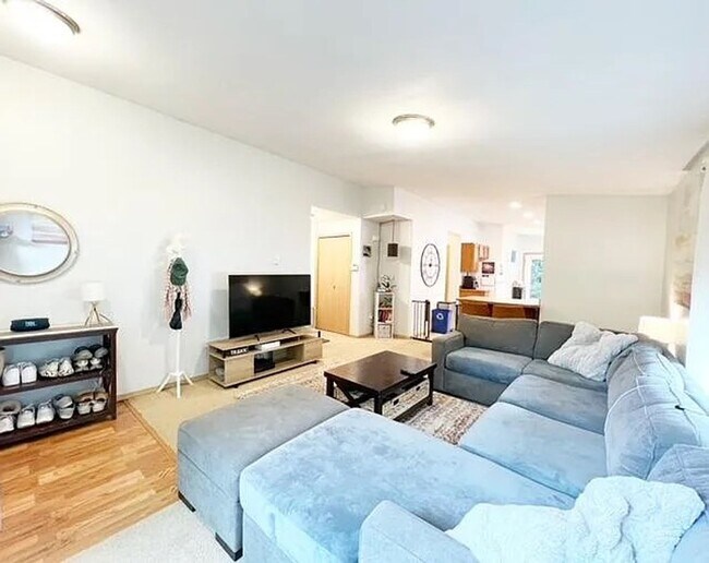 Foto del edificio - Spacious 3-Bed, 2-Bath Home with Garage – ...