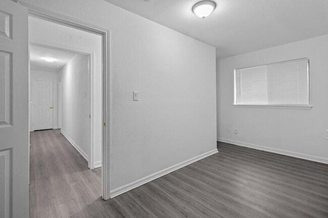 Building Photo - 3592 Lampasas Ave