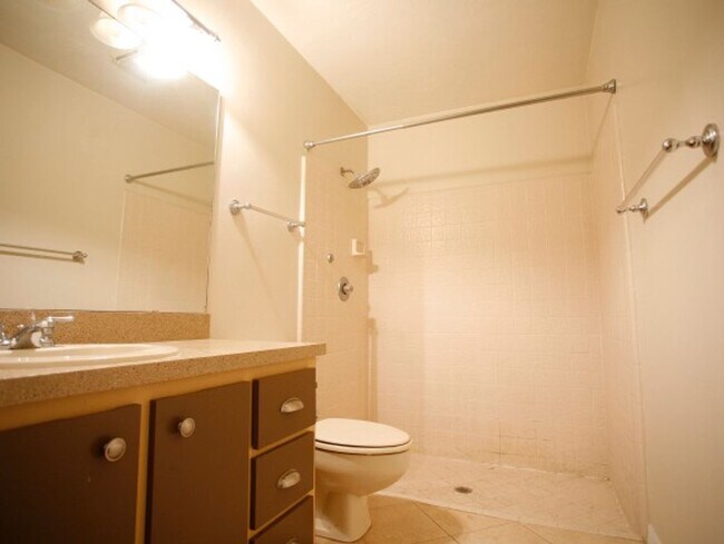 Foto del edificio - Beautiful 2 bedroom condo located in the u...