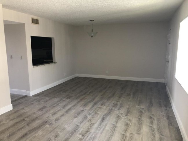 Building Photo - 537 S Sequoia Drive 413