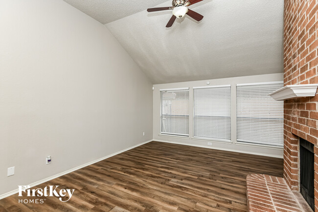 Building Photo - 2216 Turf Club Dr