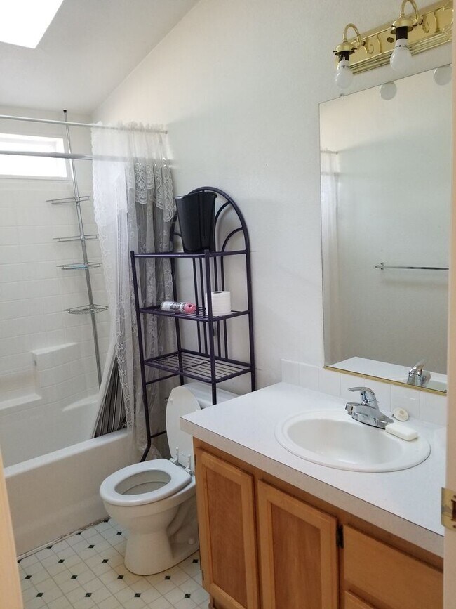Building Photo - 3 br, 2 bath House - 7585 Persimmon Ave