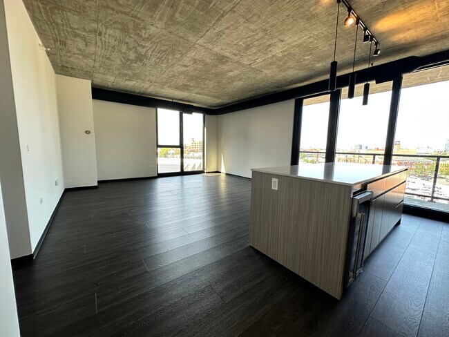 Building Photo - 160 N Loomis St