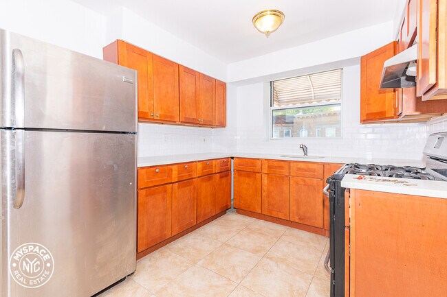 Foto del edificio - 439 E 21st St