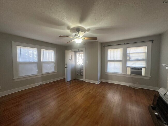 Foto del edificio - 1723 1/2 McGregor Ave