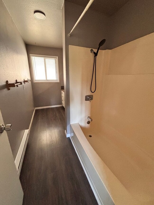Building Photo - 2 Bedrrom, 1.5 Bahroom Townhouse, availabl...