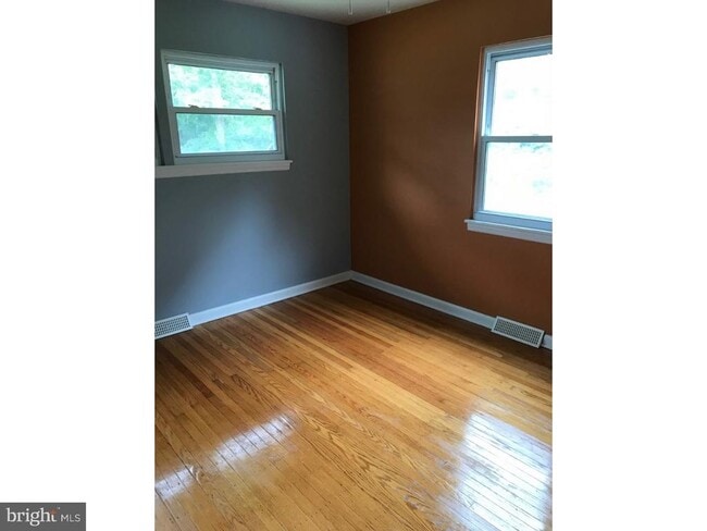 Building Photo - 384 Wildrose St