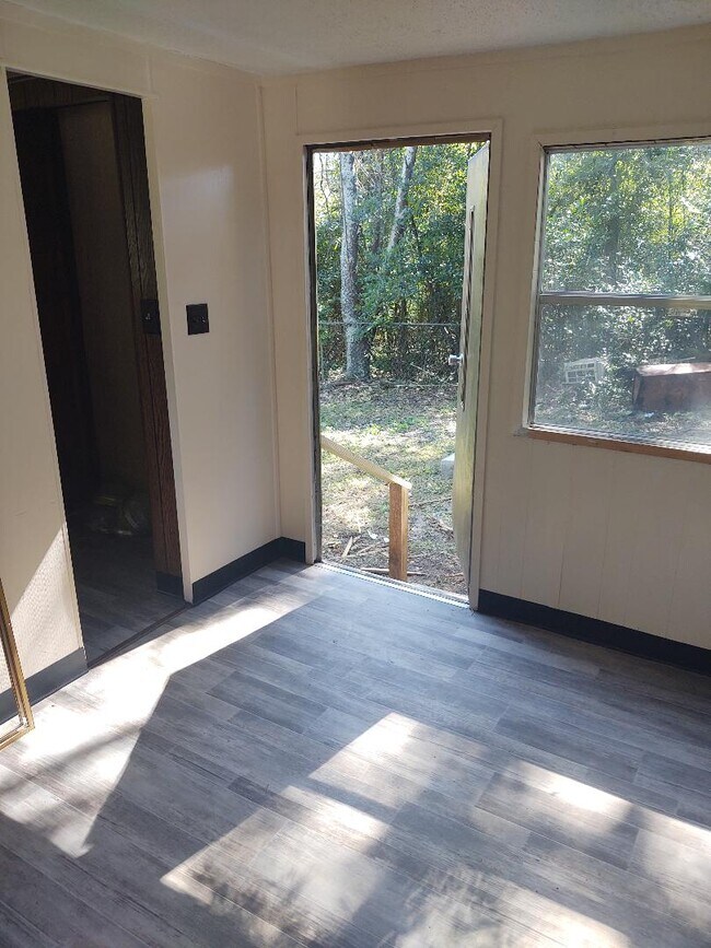 Building Photo - 302 Seminole Dr