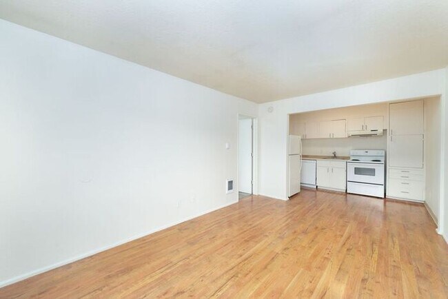 Foto del edificio - 1 bedroom available now!! Mid town!