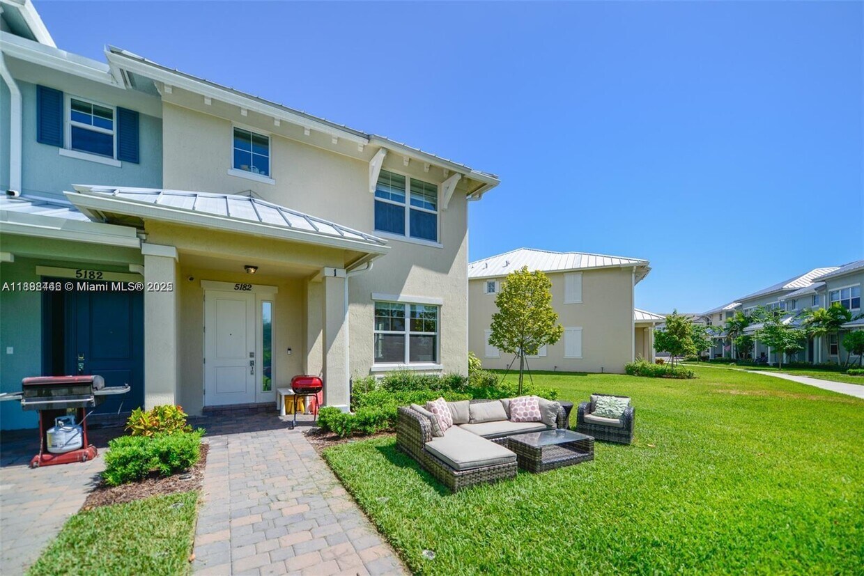 Foto principal - 5182 Eucalyptus Dr