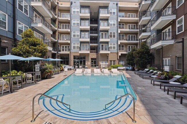 Piscina estilo resort en Midtown 205, Charlotte, NC - Midtown 205