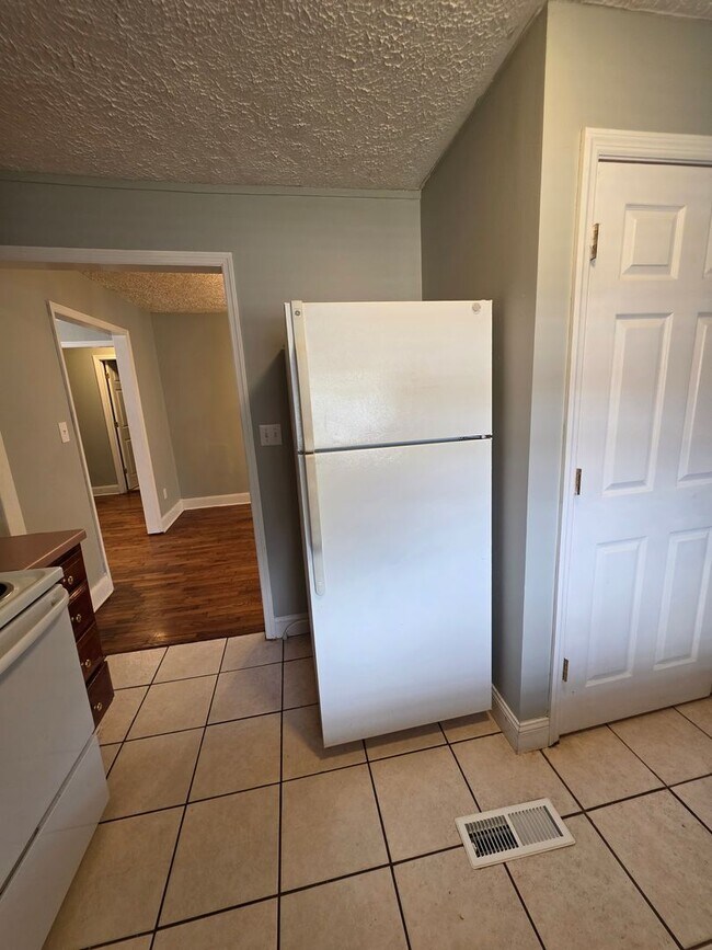 Foto del edificio - SPECIAL: 1st months rent FREE if lease is signed in December: 2 Bedroom 1 Bath House with storage...