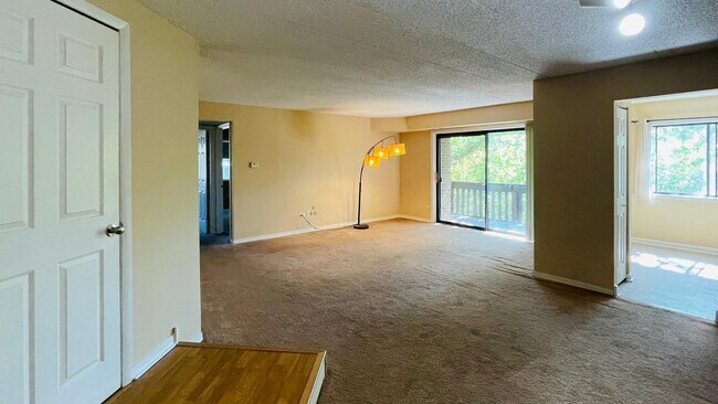Building Photo - 6015 Lakeside Pl
