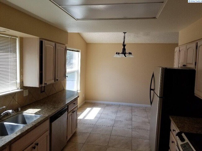 Foto del edificio - South Richland Townhouse for rent
