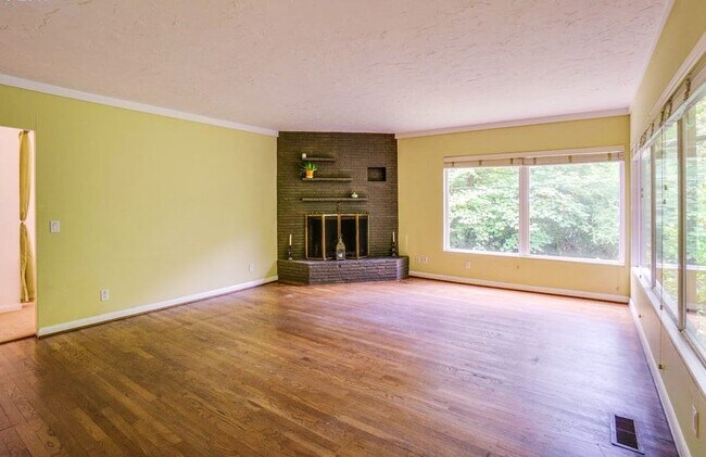 Building Photo - 100 NW Pittock Ave