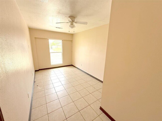 Foto del edificio - 7130 Kings Dr