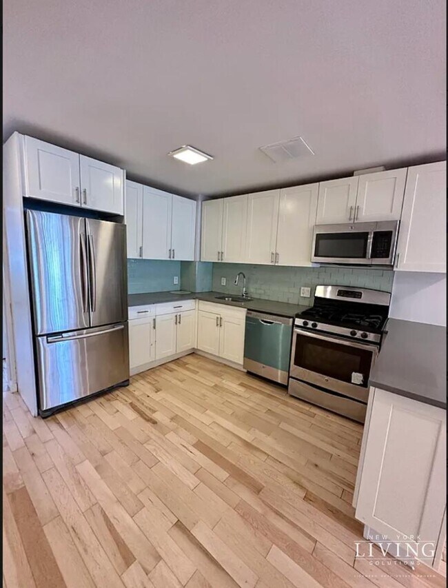 Foto del edificio - BUSHWICK~NO FEE!~NEWLY RENOV~DUPLEX~PRIVAT...