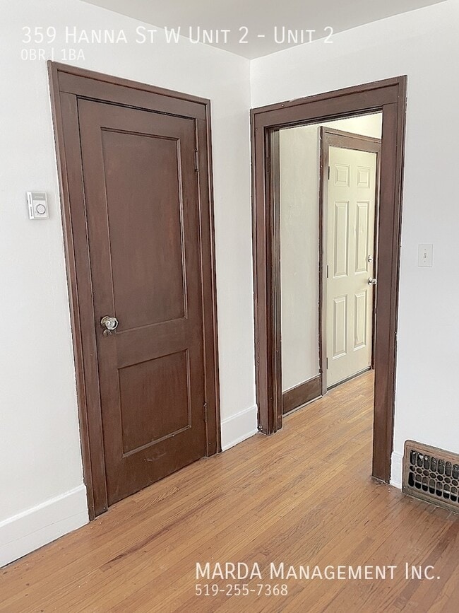 Building Photo - COZY BACHELOR IN 4-PLEX DOWNTOWN + HYDRO & GAS