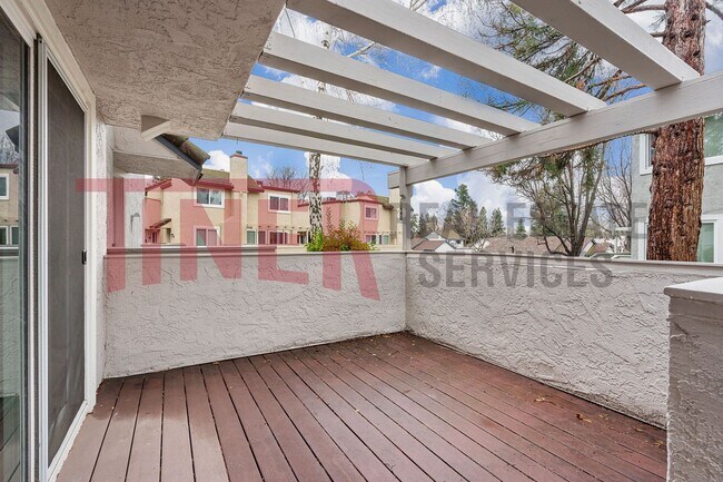 Building Photo - Well appointed townhome in highly desireab...