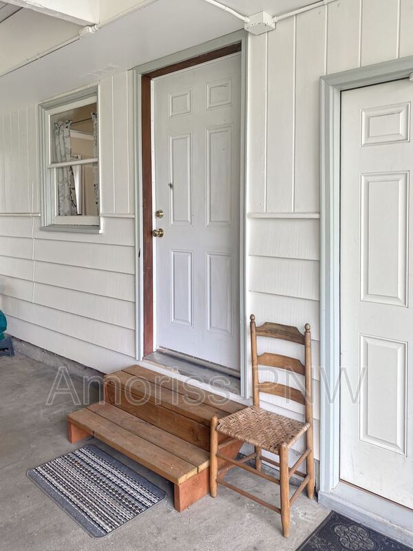 1009 Iris St Unit B, Milton, WA 98354 Condo for Rent in Milton, WA