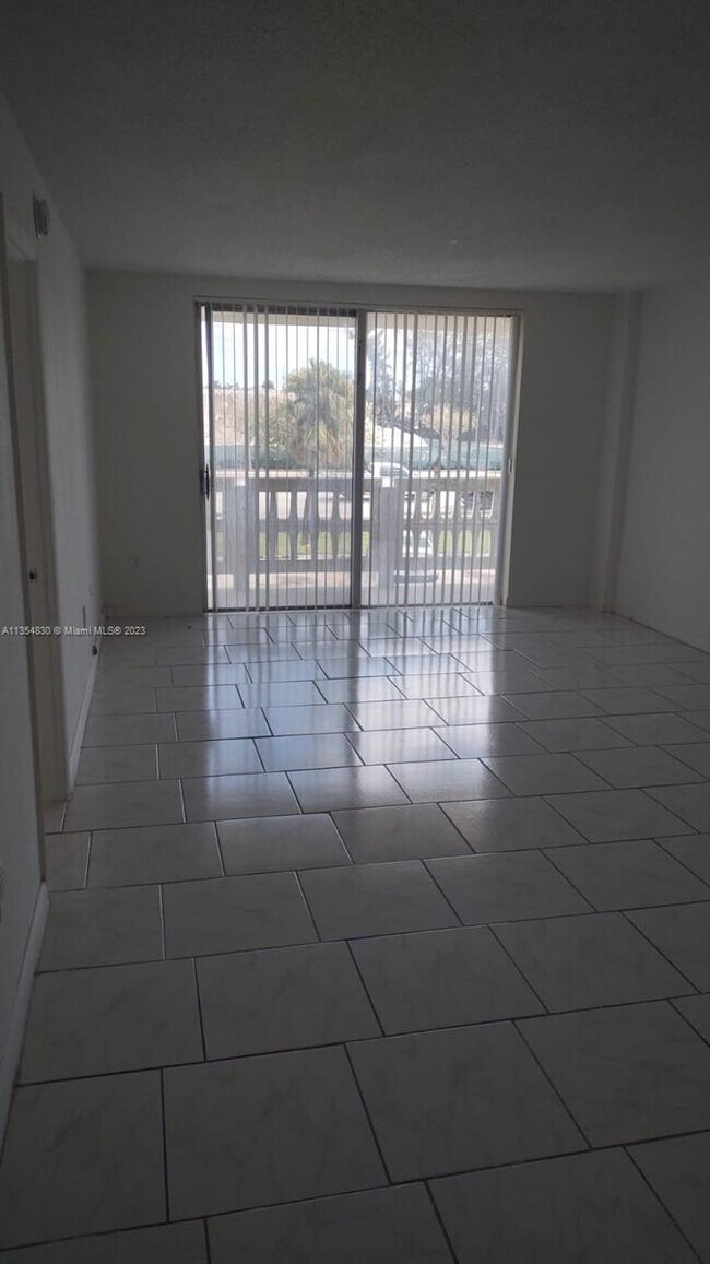 Foto del edificio - 15600 NW 7th Ave