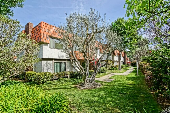 Building Photo - Bright & Airy, End-Unit 3BR2.5BA Townhouse w/ 2-Car Garage in Beautiful Gated Community w/ Pool &...