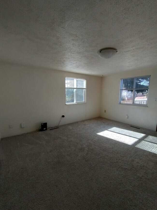 Building Photo - 613 Independence Dr