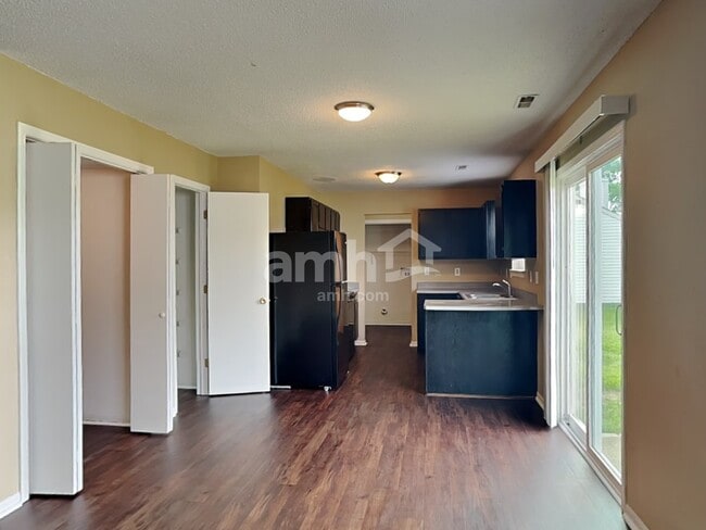 Foto del edificio - 7650 Scatter Woods Ln