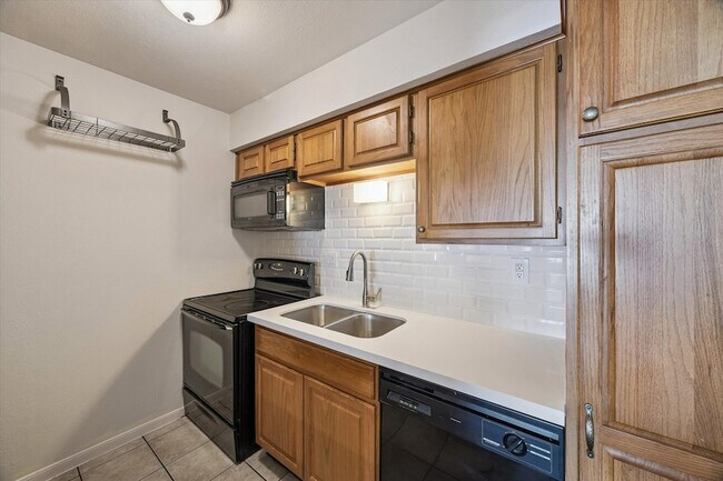 Foto del edificio - 1860 White Oak Dr