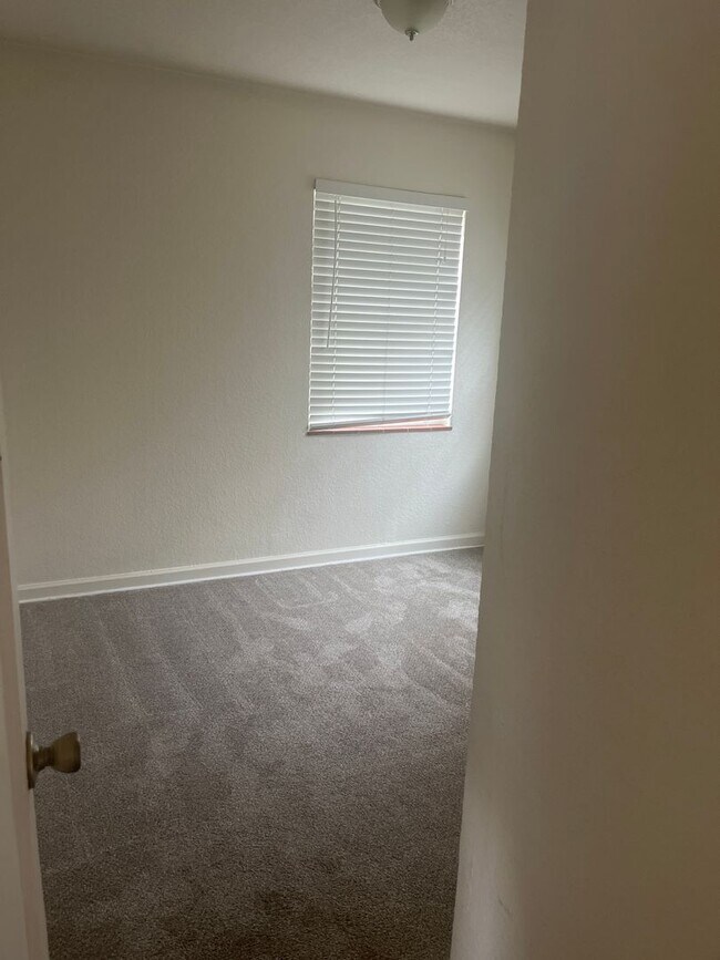 Building Photo - 2bedroom Duplex with PRIVATE YARD