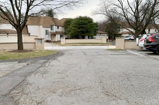 Building Photo - 81 Park Gate Dr