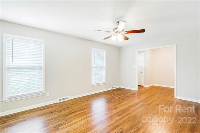 Foto del edificio - 2115 Helen Dr